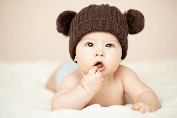 Foto de un bebé con gorrito adorable mirando a cámara