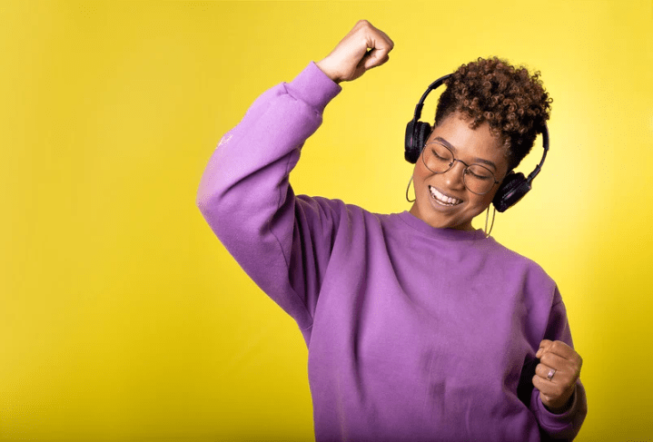 Una mujer con cascos disfrutando de música.