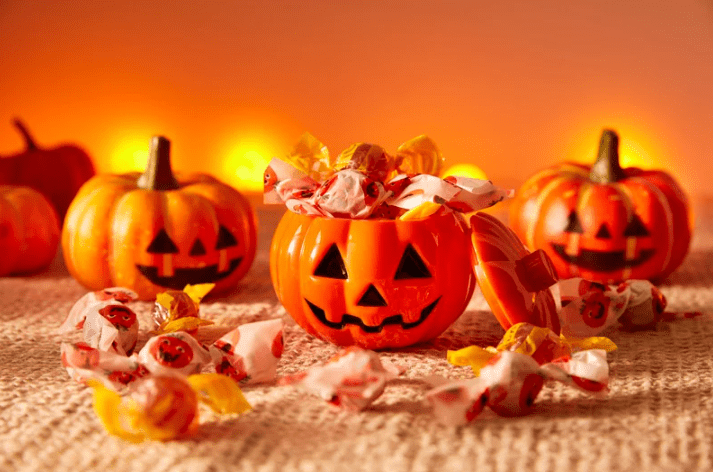 Calabazas de Halloween rellenas de caramelos.