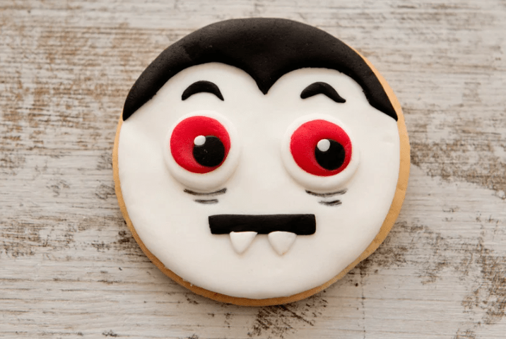 Una galleta con la cara del conde Drácula.