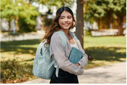 Una estudiante caminando.