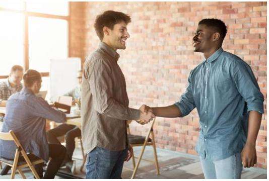 Dos personas estrechándose la mano.