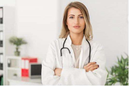 Una doctora cruzada de brazos.