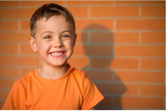 Un niño sonriendo para la foto.