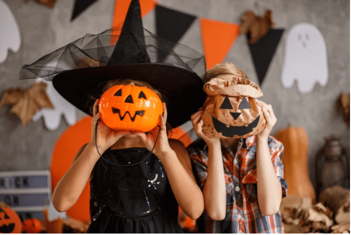 Dos niños disfrazados con decoración de Halloween