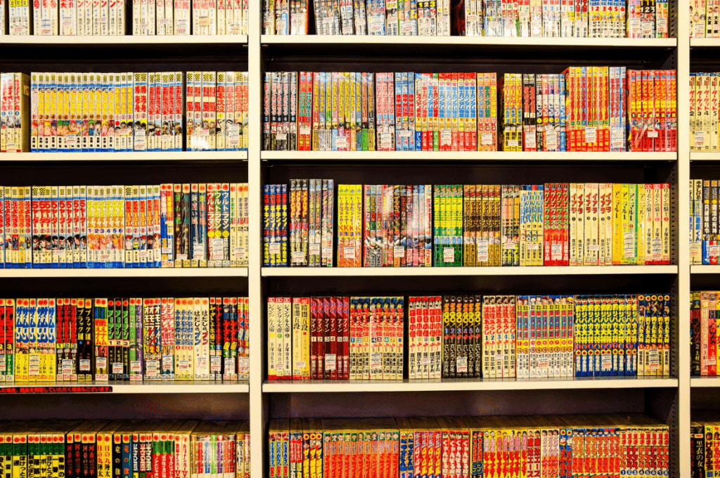 Una gran estantería llena de cómics