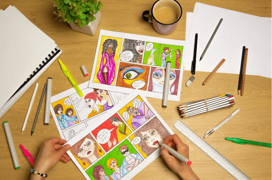 Una mesa con un cómic en pleno proceso de ser coloreado.