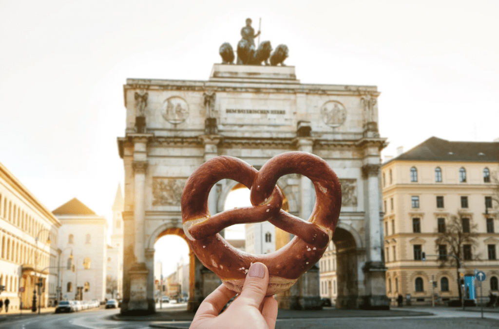 Un pretzel sobre un monumento antiguo.