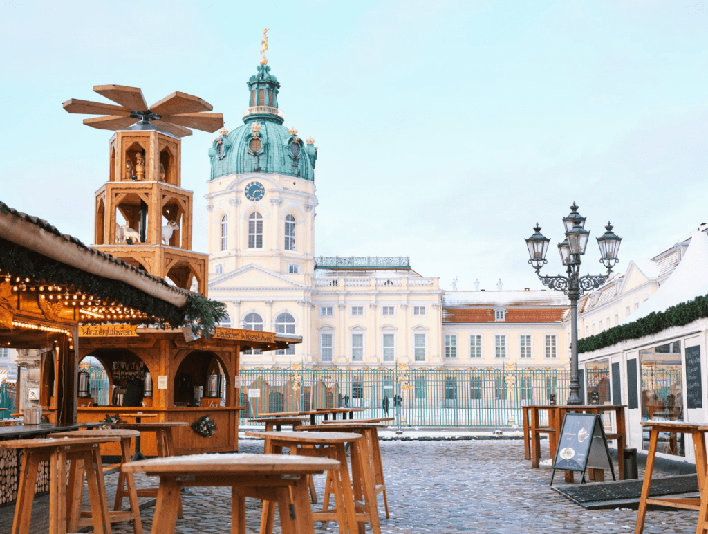 Un edificio antiguo blanco como fondo de un establecimiento para comer o beber en la calle.