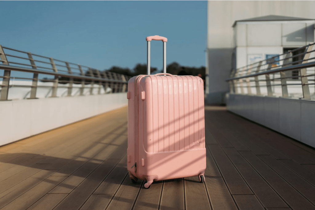 Una maleta rosa sobre la cubierta de un barco.