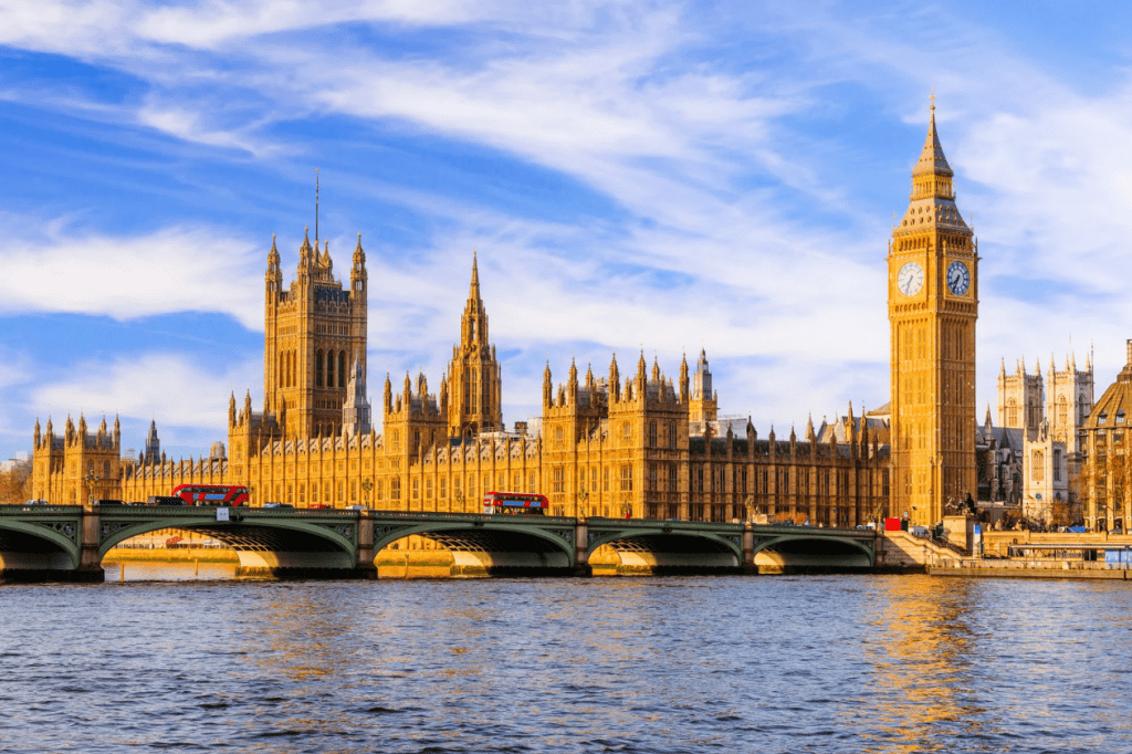 Edificios emblemáticos de Londres sobre el río.