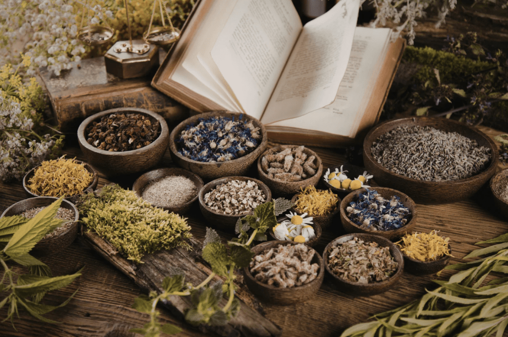 Una mesa rústica con un libro abierto, y especias sobre la mesa.