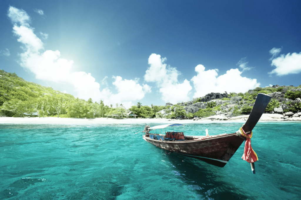 Una barca sobre un mar turquesa.