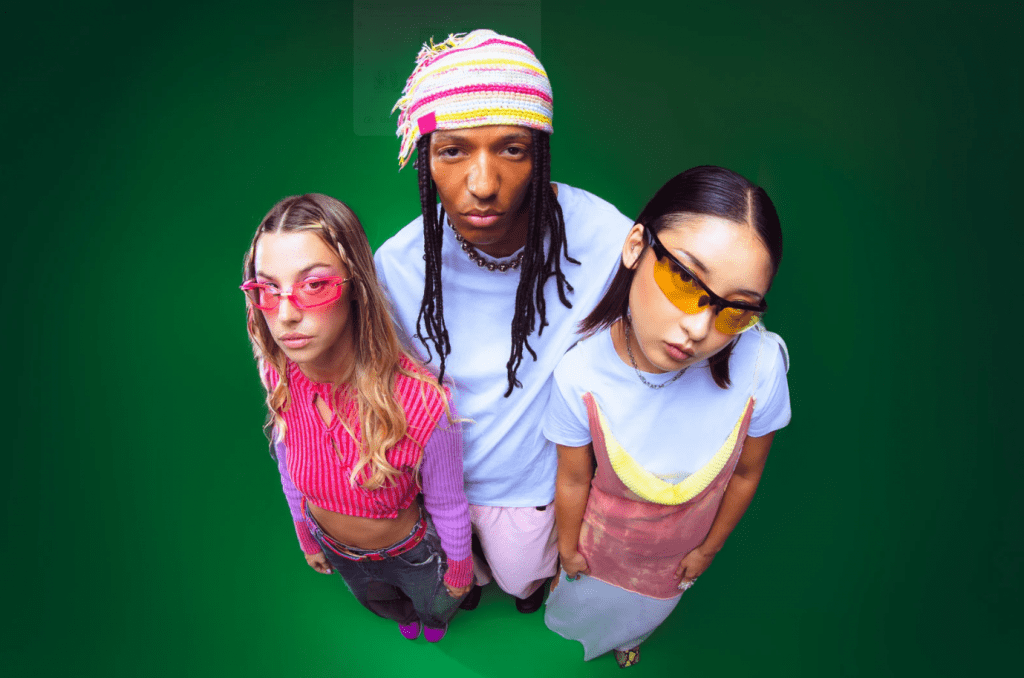 Tres jóvenes vestidos con moda Y2K.