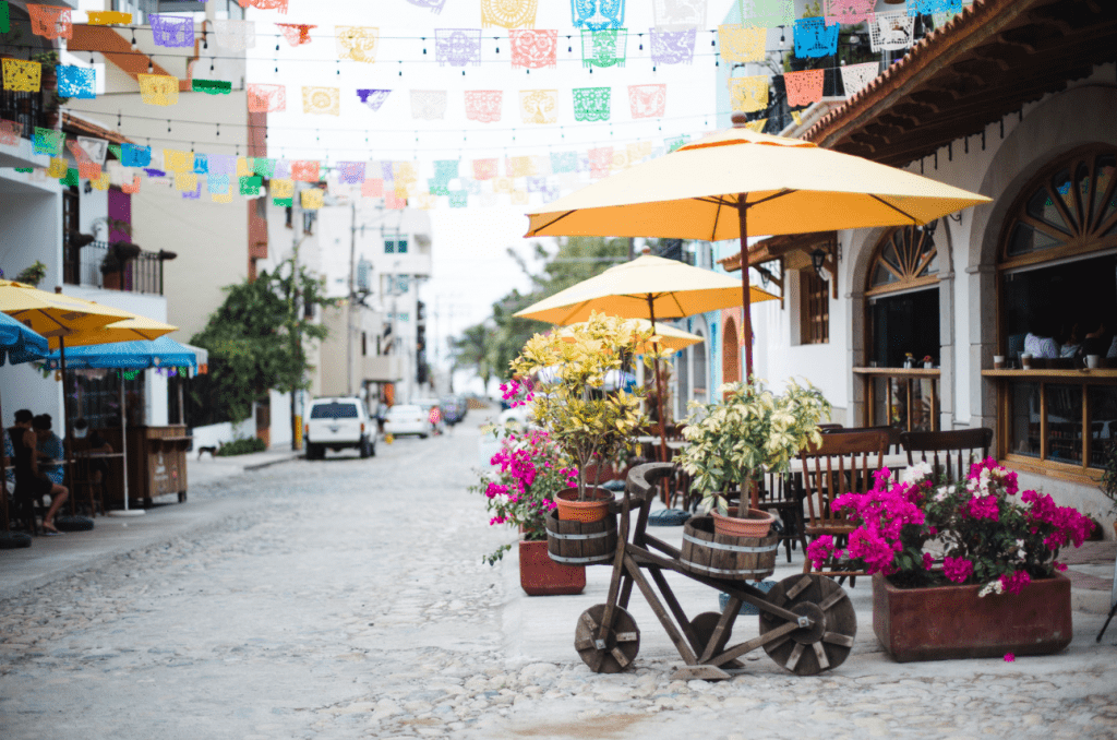 Una calle con papel picado colgando.