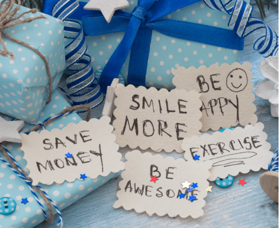 Regalos y carteles que rezan "be happy", "smile more", "save money", "be awesome", "exercise".