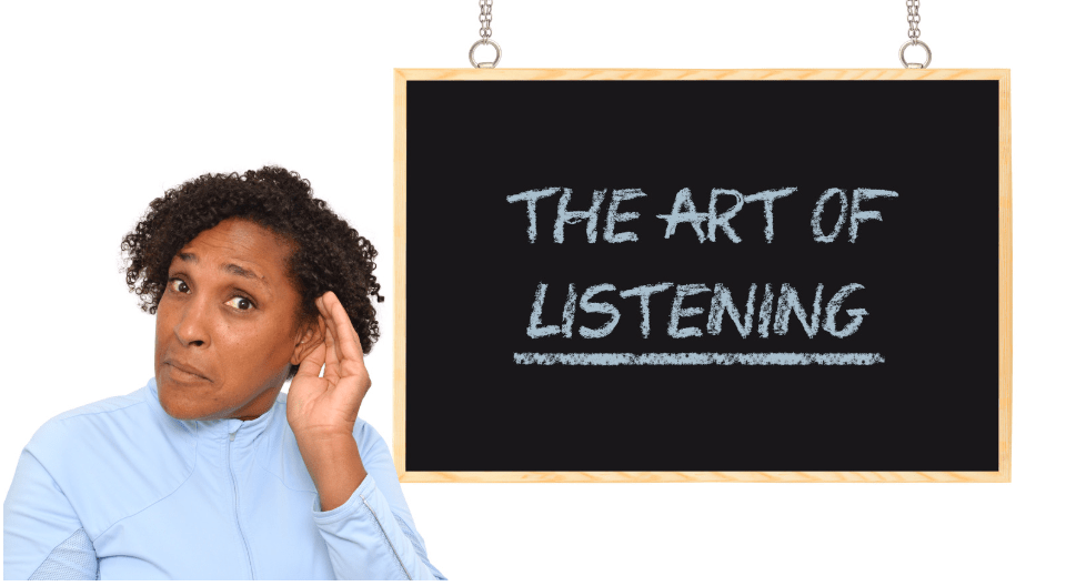 Una mujer con una mano agudizando el oído, y una pizarra detrás que reza "The art of listening".