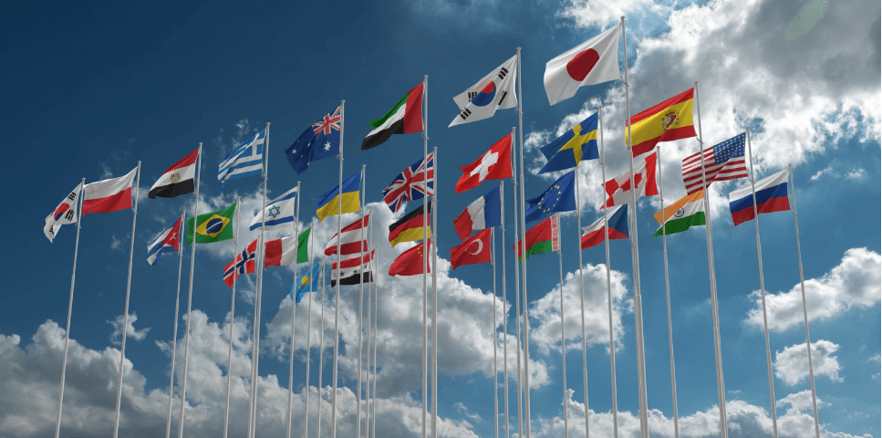 Muchas banderas ondeando al viento.