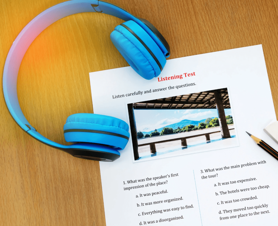 Unos cascos sobre un examen de listening.