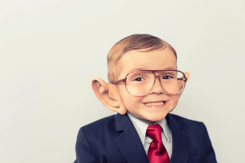 Un niño con orejas gigantescas falsas.