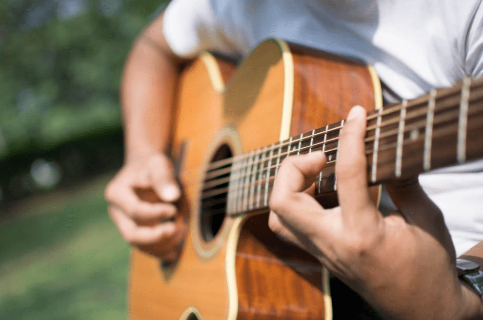 Una foto de cerca de alguien tocando la guitarra española.