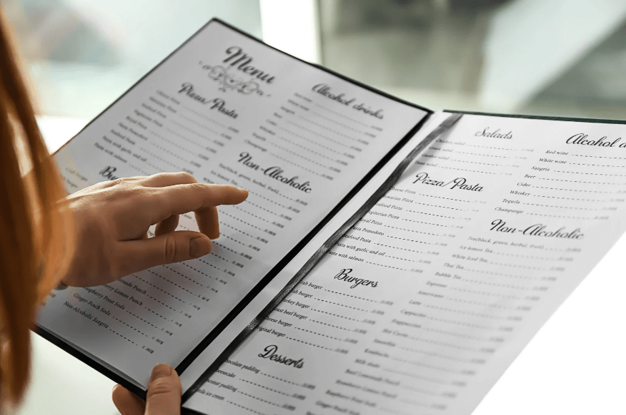 Un dedo siguiendo las letras de un menú.