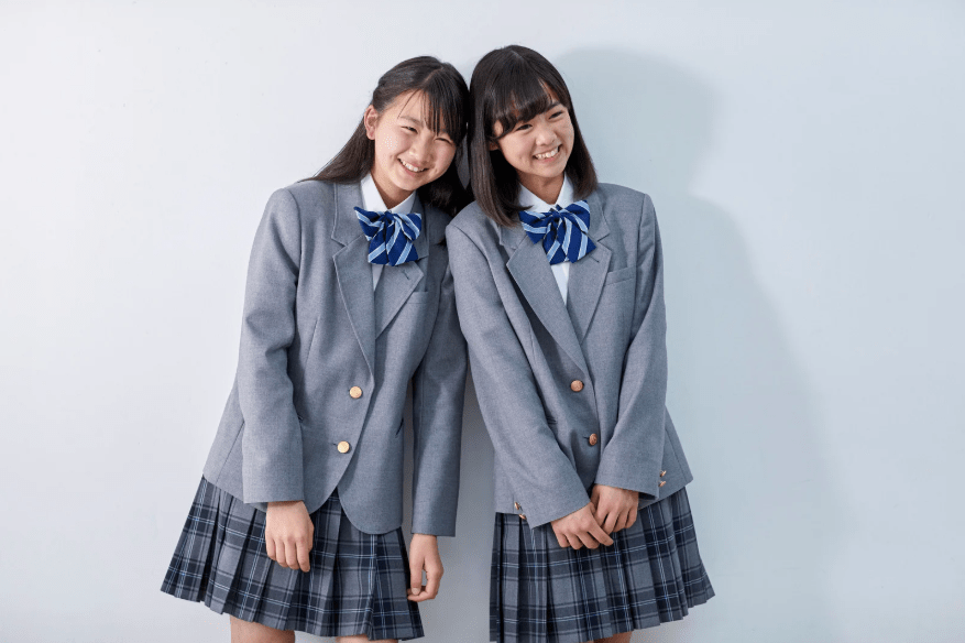 Dos niñas vestidas con el mismo uniforme.