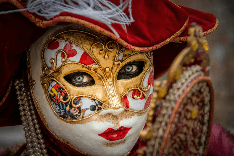 Una persona de ojos claros con un traje tradicional veneciano.