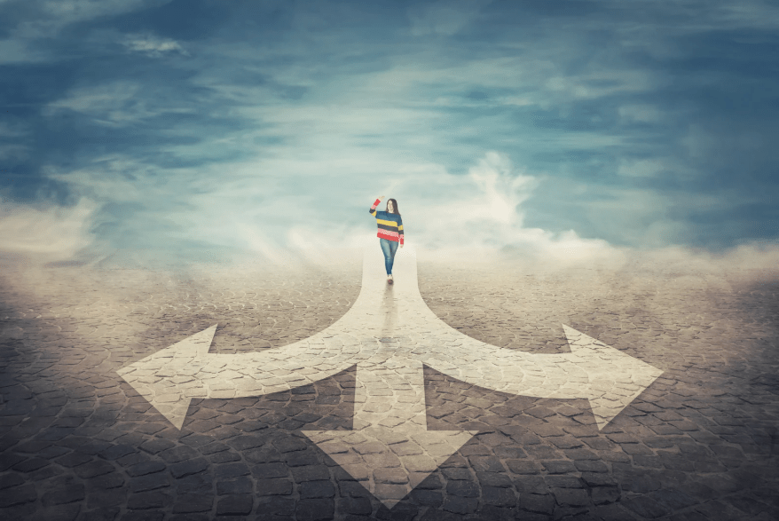 Una joven frente a un camino que se divide en tres.