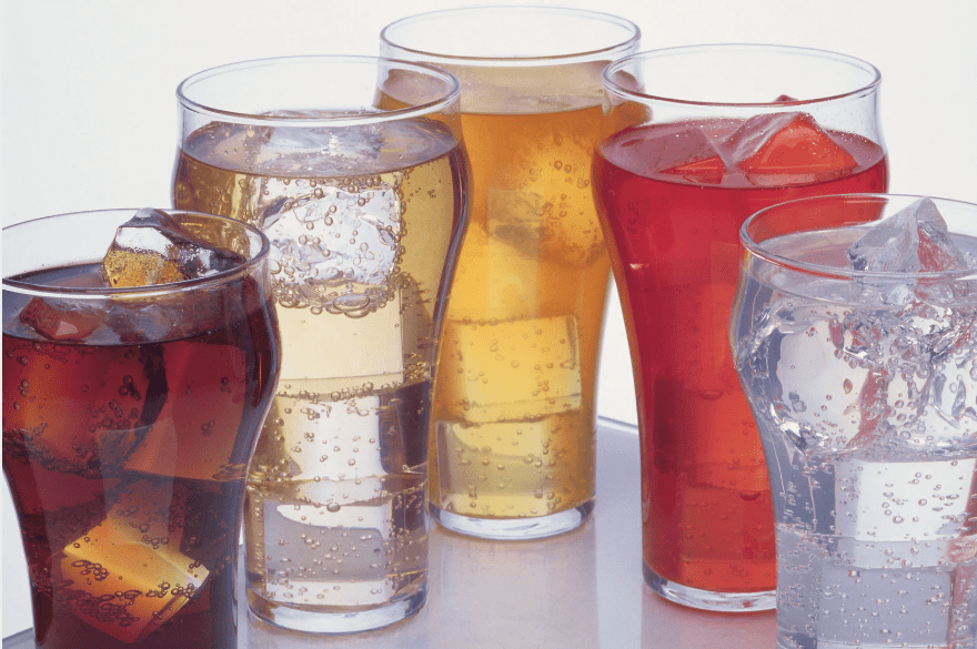 Cinco bebidas diferentes en vasos de cristal con hielo.
