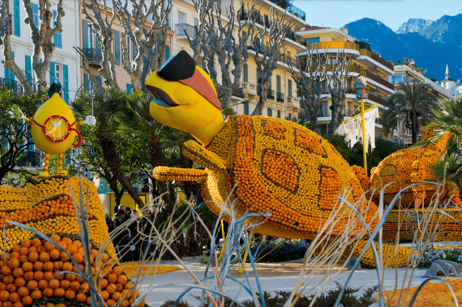 La escultura de una tortuga cubierta de naranjas y limones.
