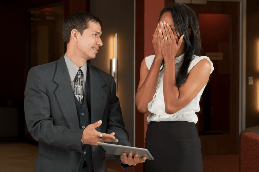 Una joven avergonzada delante de un joven en traje.