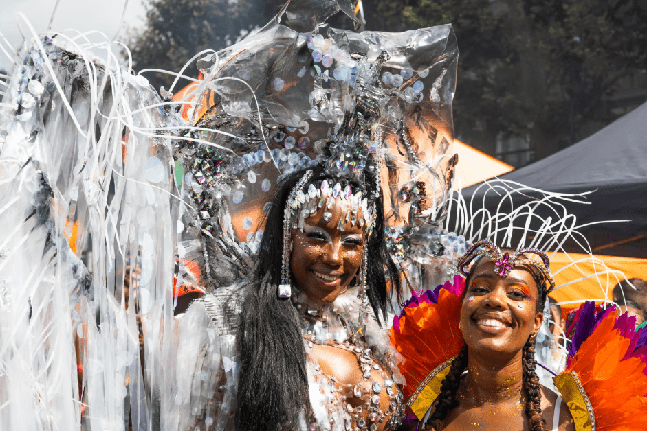 Dos jóvenes maquilladas y vestidas de carnaval.