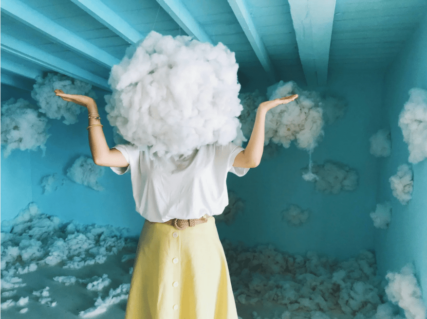 Una joven con una nube en vez de cabeza.