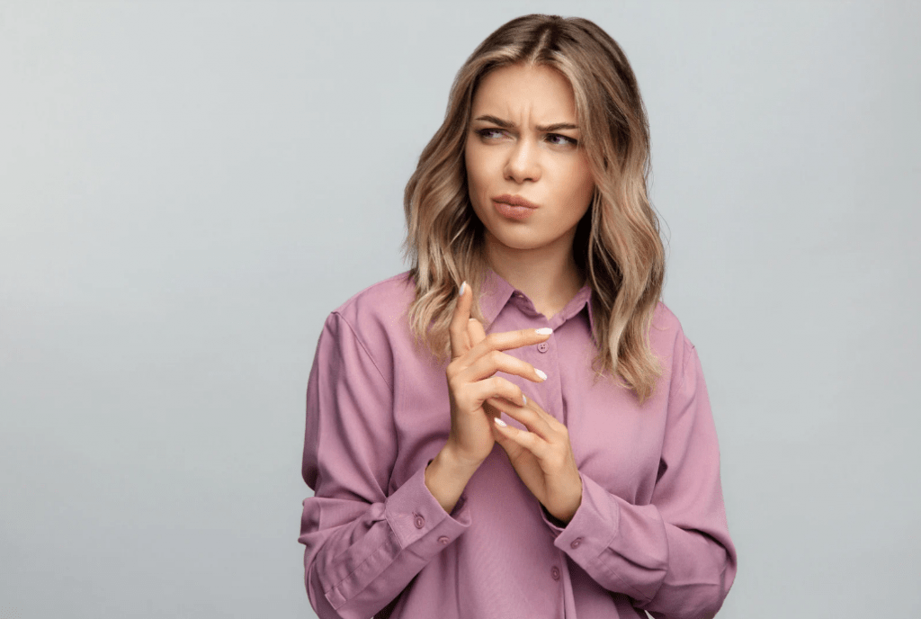 Una joven con mirada desconfiada y confusa.