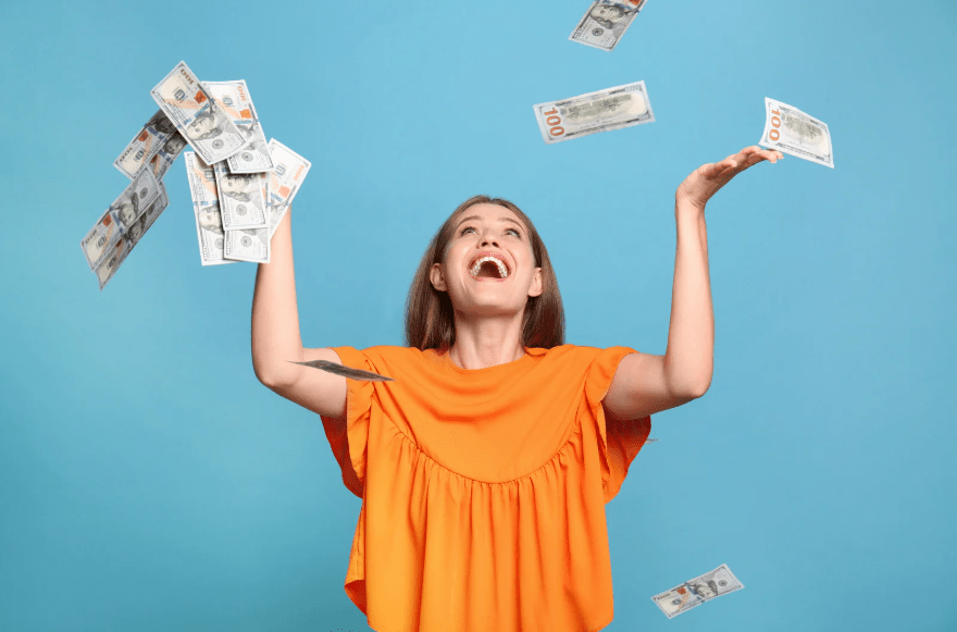 Una joven a la que le llueven billetes.