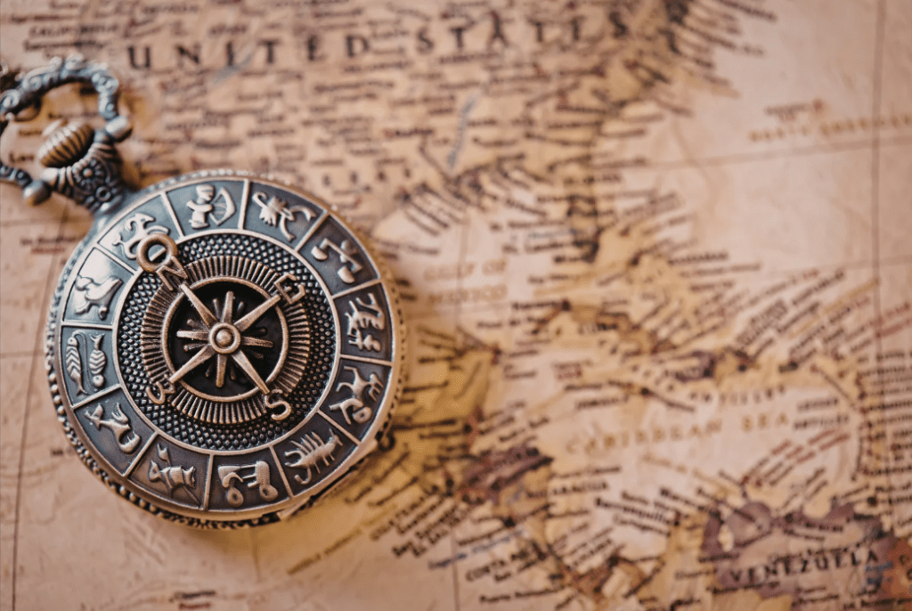 Un mapa antiguo tras una brújula.