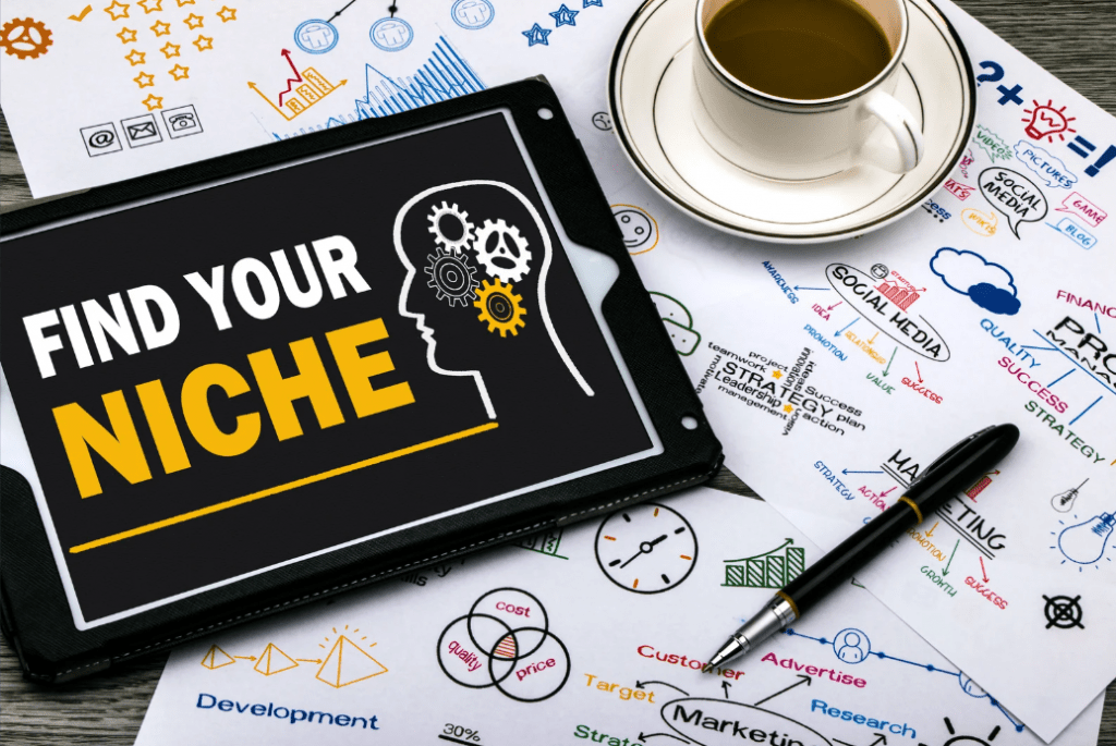 Una taza de café sobre garabatos, con una tarjeta al lado que reza "Find your niche".
