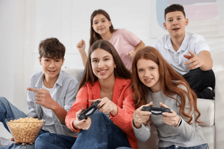 jóvenes jugando con mandos de consola.