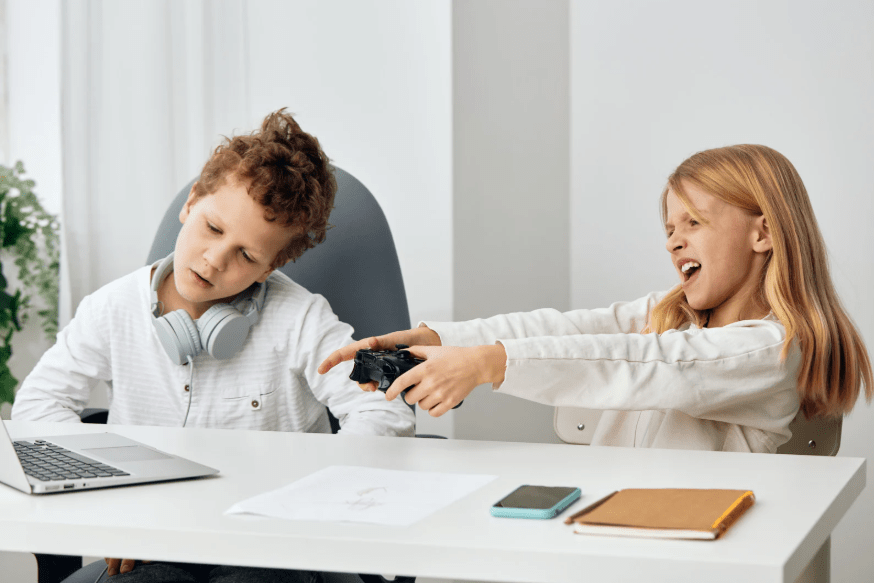 Dos niños, una de ellos emocionada jugando con un mando de videojuegos.