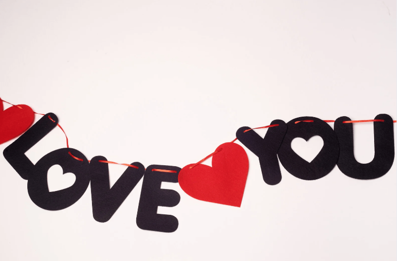 Unas guirnaldas que rezan "Love You" con corazones adornándola.
