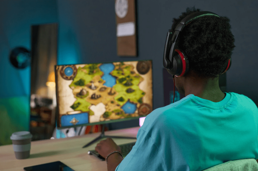 Un joven jugando a un juego de gestión de recursos.